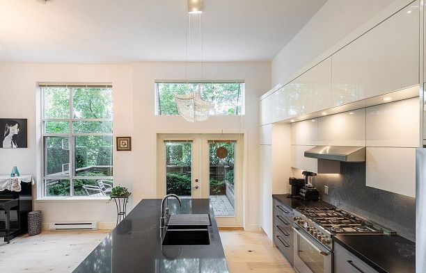 5952 Chancellor Mews University VW