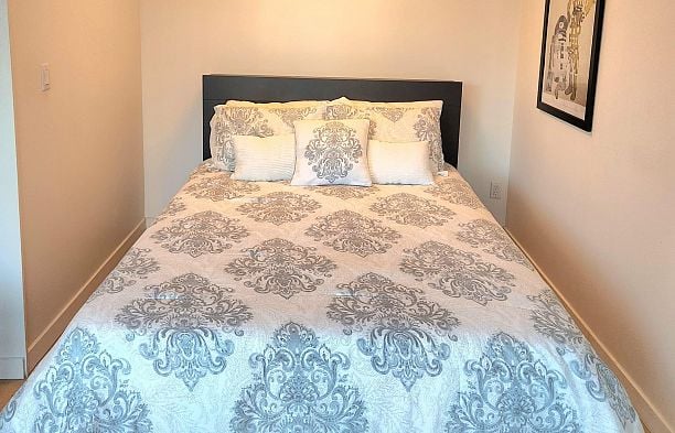 928 RICHARDS STREET, Vancouver BC V6B 3C1 Yaletown