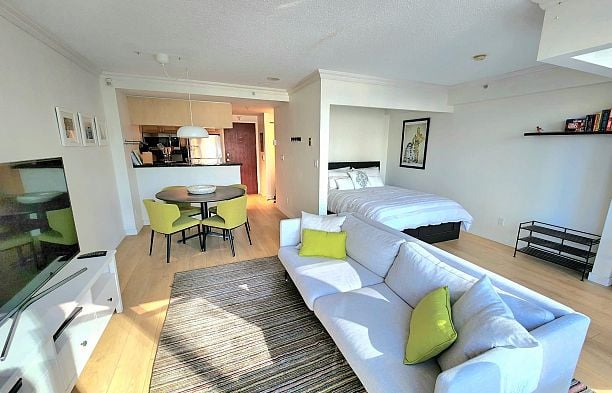 928 RICHARDS STREET, Vancouver BC V6B 3C1 Yaletown