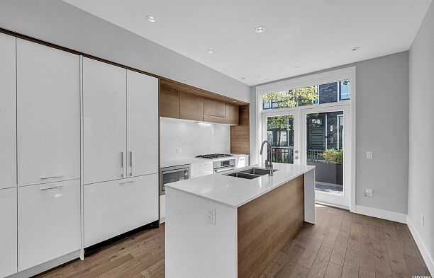 7478 Granville Street South Granville