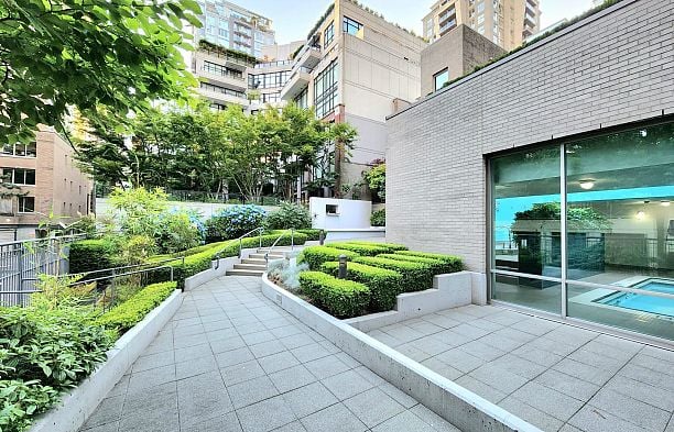 928 RICHARDS STREET, Vancouver BC V6B 3C1 Yaletown