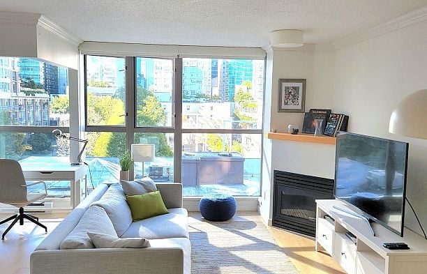 928 RICHARDS STREET, Vancouver BC V6B 3C1 Yaletown