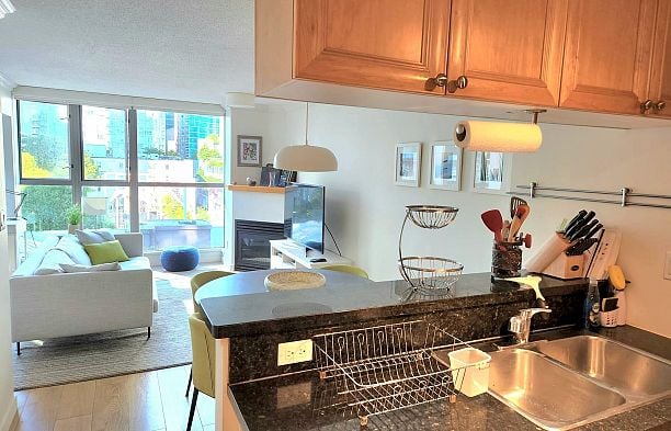 928 RICHARDS STREET, Vancouver BC V6B 3C1 Yaletown