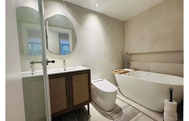 202 1033 Marinaside Crescent Yaletown