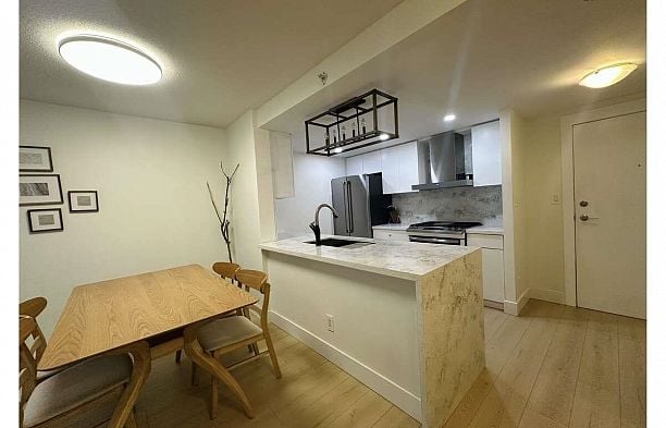 202 1033 Marinaside Crescent Yaletown