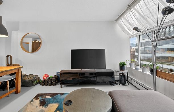 902 950 Drake Street Downtown VW