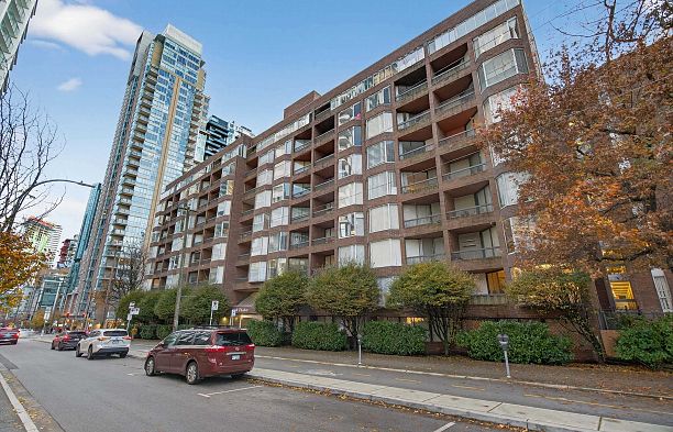 902 950 Drake Street Downtown VW