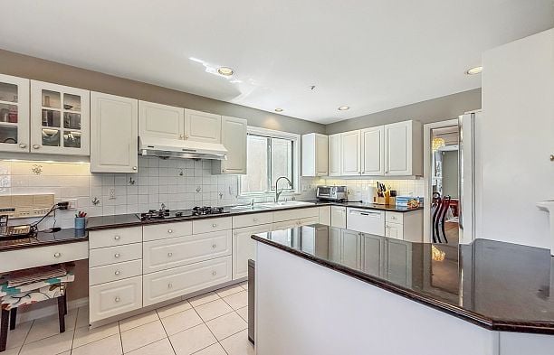 2755 W 20th Avenue Arbutus