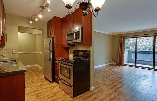 306 975 W 13th Avenue Fairview VW