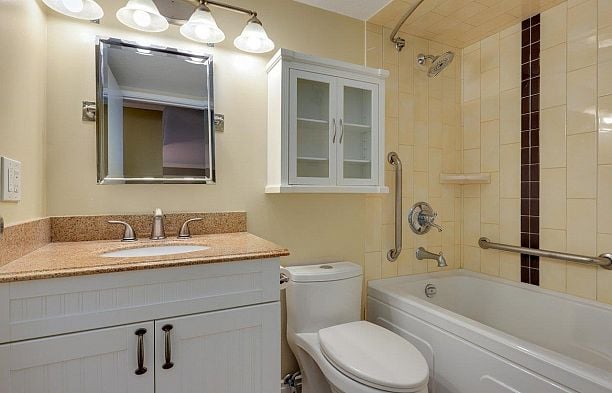 306 975 W 13th Avenue Fairview VW