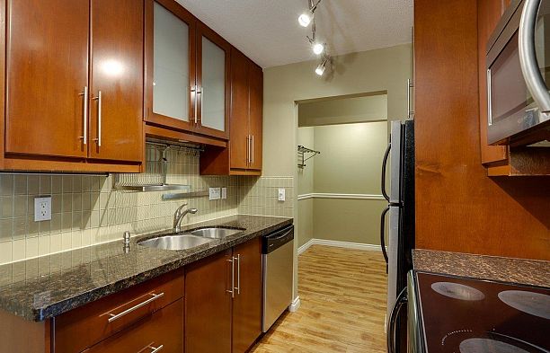 306 975 W 13th Avenue Fairview VW