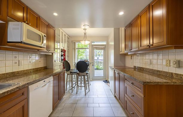 205 638 W 45th Avenue Oakridge VW