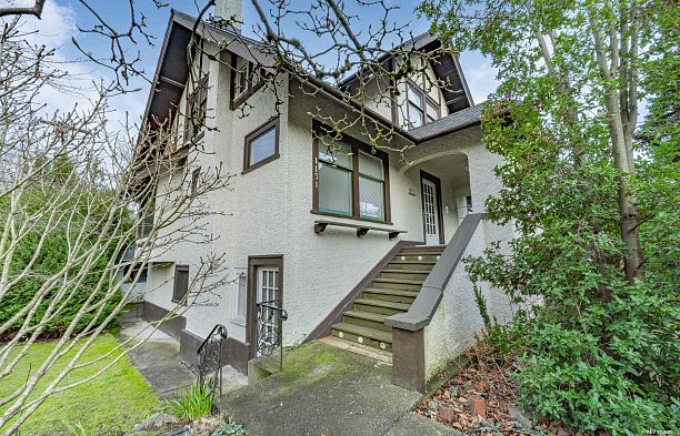 1131 W 16th Avenue Fairview VW