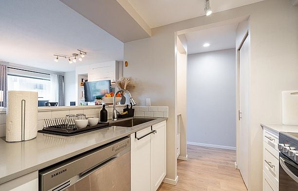 2 973 W 7th Avenue Fairview VW