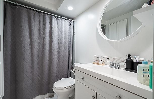 2 973 W 7th Avenue Fairview VW