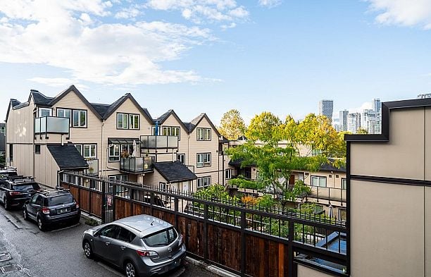 2 973 W 7th Avenue Fairview VW