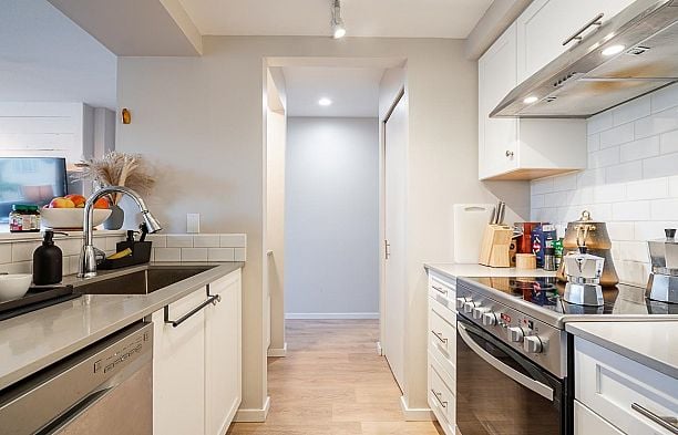 2 973 W 7th Avenue Fairview VW