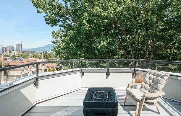 21 1182 W 7th Avenue Fairview VW