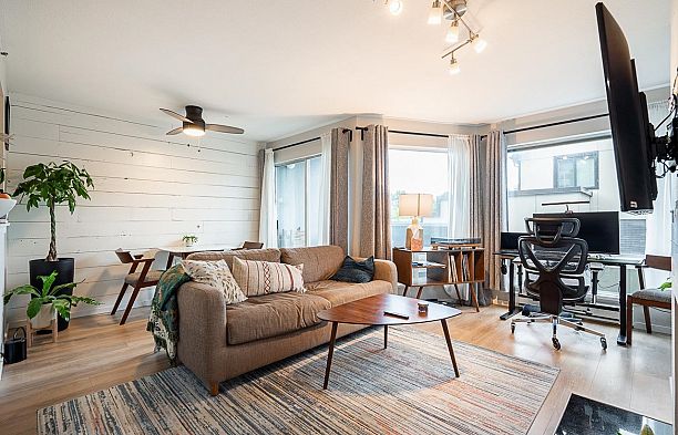 2 973 W 7th Avenue Fairview VW