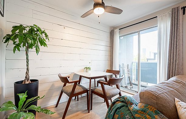 2 973 W 7th Avenue Fairview VW