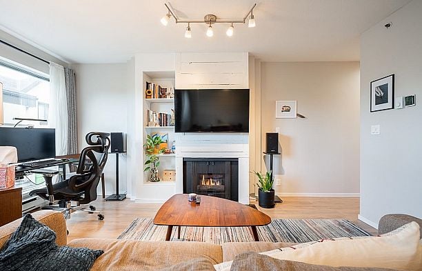 2 973 W 7th Avenue Fairview VW