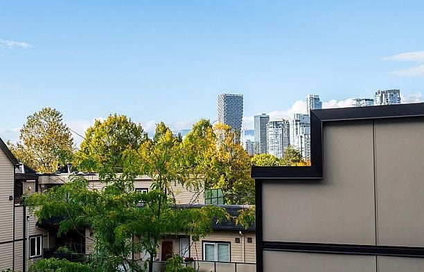 2 973 W 7th Avenue Fairview VW