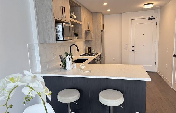 302 6859 Cambie Street South Cambie