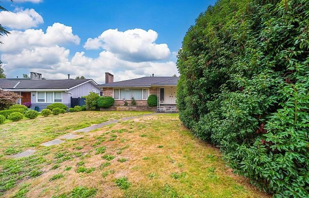 676 W 53rd Avenue South Cambie