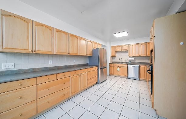 676 W 53rd Avenue South Cambie