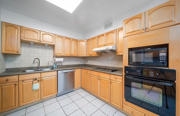 676 W 53rd Avenue South Cambie