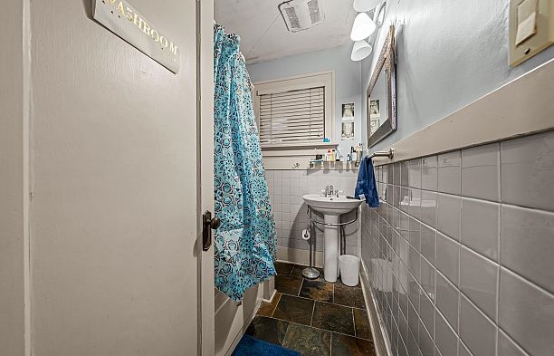 660 W 13th Avenue Fairview VW