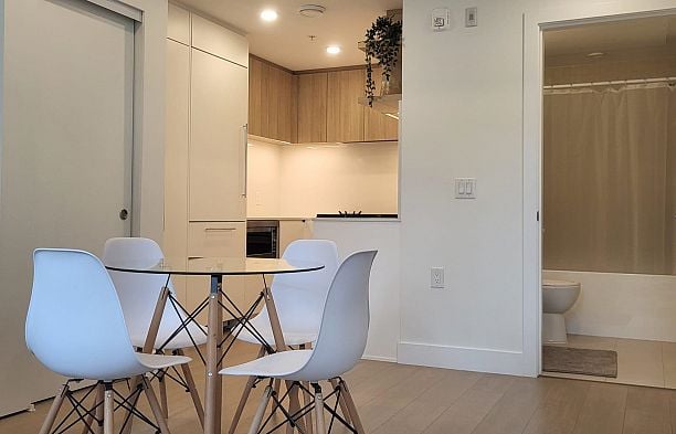 922 W 49th Avenue South Cambie