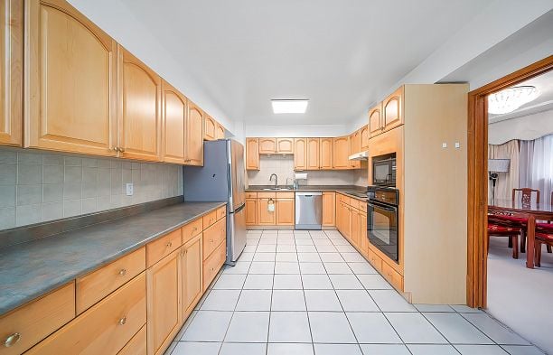 676 W 53rd Avenue South Cambie