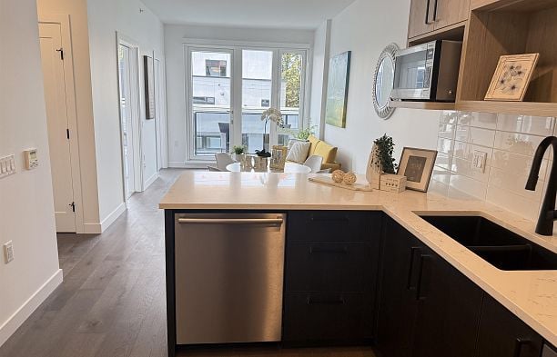 302 6859 Cambie Street South Cambie