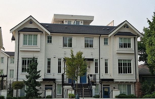 922 W 49th Avenue South Cambie