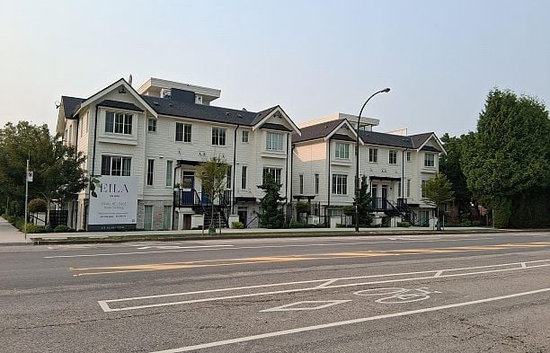 922 W 49th Avenue South Cambie