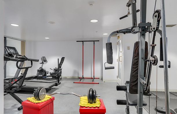 810 1268 W Broadway Fairview VW