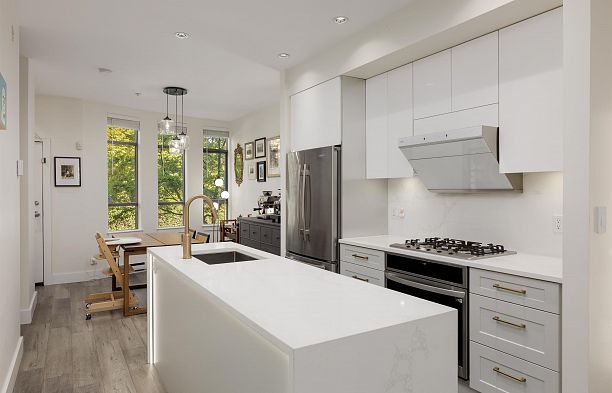 828 W 6th Avenue Fairview VW