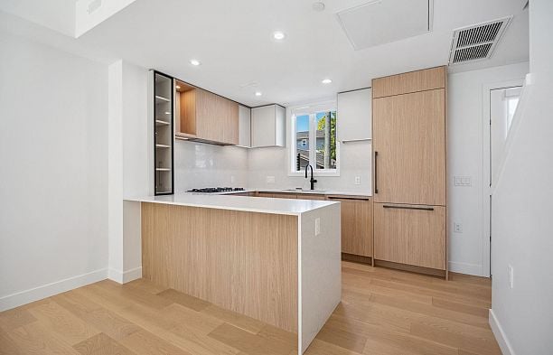 123 725 W 49 Avenue Oakridge VW