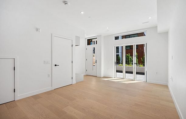 123 725 W 49 Avenue Oakridge VW