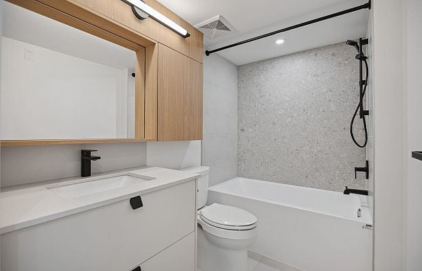 123 725 W 49 Avenue Oakridge VW