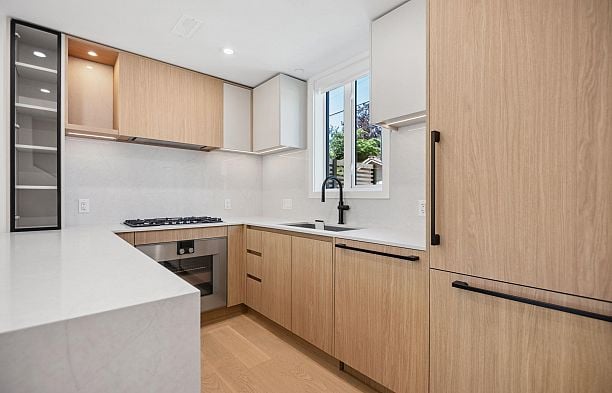 123 725 W 49 Avenue Oakridge VW