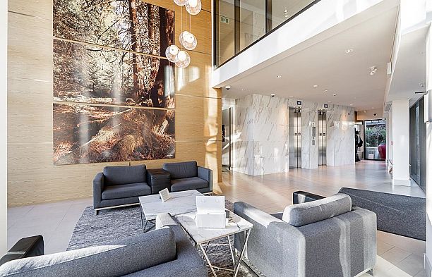 PH1 6033 Gray Avenue University VW