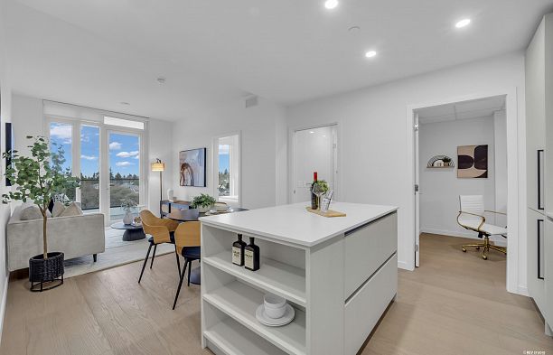 408 8415 Granville Street S.W. Marine