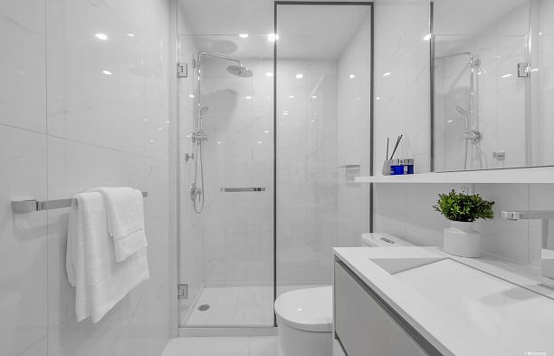 408 8415 Granville Street S.W. Marine