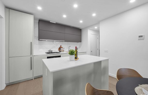 408 8415 Granville Street S.W. Marine