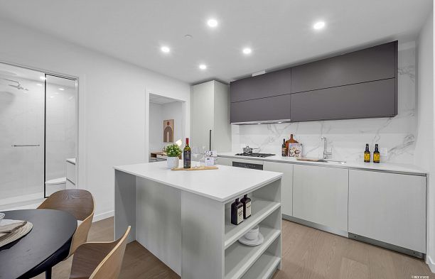 408 8415 Granville Street S.W. Marine