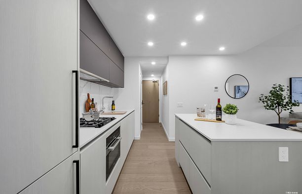 408 8415 Granville Street S.W. Marine