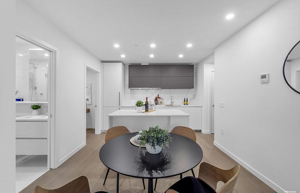 408 8415 Granville Street S.W. Marine