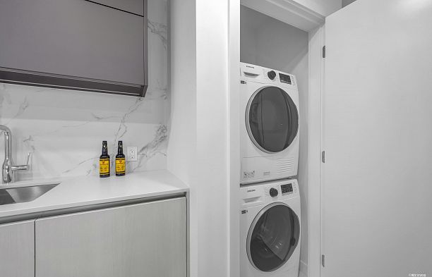 408 8415 Granville Street S.W. Marine